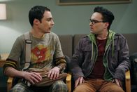 The Big Bang Theory – (1. Staffel) - Als in der gegenüberliegenden Wohnung die attraktive junge Polly einzieht, wird das Leben von Dr. Leonard Hofstadter (Johnny Galecki, r.) und Dr. Sheldon Cooper (Jim Parson, l.) völlig auf den Kopf gestellt ...