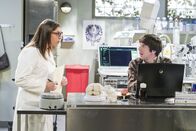 The Big Bang Theory – Während Bernadette daheim sehnsüchtig darauf wartet, dass endlich die Wehen einsetzen, wollen Amy (Mayim Bialik, l.) und Howard (Simon Helberg, r.) die zusätzliche Zeit nutzen, um ihr Projekt zu beenden ...