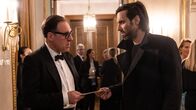 Laim und das Hasenherz – Lukas Laim (Max Simonischek, r.) übergibt auf einer Wahlveranstaltung Maximilian Kronberger (Thomas Loibl, l.) einen Spendenscheck.