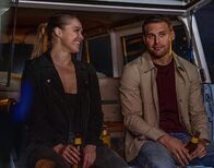 9-1-1 Notruf L.A. – Lena Bosko (Ronda Rousey, l.); Eddie Diaz (Ryan Guzman, r.)