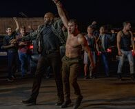 9-1-1 Notruf L.A. – Organisator (M.J. George, l.); Eddie Diaz (Ryan Guzman, r.)