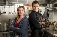 Meine Mutter... ist unmöglich – Star-Koch Rufus (Stephan Luca) und Eifel-Wirtin Toni (Diana Amft) kochen um die Wette.