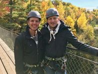 Verrückt nach Meer – Reiseleiter Moritz und Zweiter Offizier Christian Baumann unternehmen einen Ausflug in den Indian Summer; in einem Canyon sind sie auf einem Klettersteig unterwegs