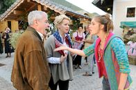 Vier Frauen und ein Todesfall – (v.li.) Oliver Karbus (Herwig Sponring), Petra Morzé (Manuela Sponring), Miriam Stein (Pippa Sponring).