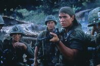 Platoon – Sergeant Barnes (Tom Berenger, M.) vergreift sich auch an harmlosen Zivilisten ...