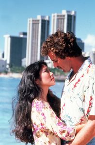 Magnum – Seine Freundschaft zu der schönen Chinesin Mai Ling (Suesie Elena, l.) führt Magnum (Tom Selleck, r.) regelmäßig nach Kauai.