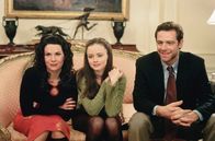 Gilmore Girls – Als Christopher (David Sutcliffe, r.) in Stars Hollow auftaucht, laden Loreleis (Lauren Graham, l.) Eltern alle zum Abendessen ein, doch der Abend eskaliert. Für Rory (Alexis Bledel, M.) kein Grund, nicht von einer Hochzeit ihrer Eltern zu träumen ...