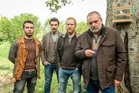 Gomorrha - Die Serie – Don Gerlando Levante (Gennaro Apicella, re.) und seine drei Söhne Saro, Mickey und Ciccio (Gianni Parisi, Antonio Gargiulio, Luciano Giugliano).