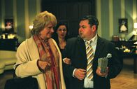 Beim nächsten Tanz wird alles anders – Leonore (Fritz Karl, l.) stellt sich dem Leiter der Tanzschule Paul Ludwig (Thomas Gimbel, r.) vor und umgarnt ihn mit unwiderstehlichem Charme. Sandra (Jule Ronstedt, M.) ist von dem besonderen Auftreten von Leonore fasziniert.