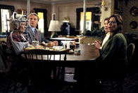 Malcolm mittendrin – Lois (Jane Kaczmarek, re.), Hal (Bryan Cranston, 2.v.re.), Ida (Cloris Leachman) und ihr Anwalt (David Rasche) trauen ihren Augen nicht.