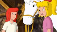 Bibi und Tina – Bibi (r.) und Tina (l.) entdecken, dass der Entführer sie im Stollen eingeschlossen hat.