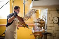 Heimatleuchten – Markus Thaller - Braumeister – Brauerei Hofstetten in St. Martin im Mühlkreis. Älteste Brauerei Österreichs aus dem Jahr 1229. Familie Krammer betreibt die Brauerei in fünfter Generation. Umfasst neben der Brauerei auch eine Landwirtschaft, in der Getreide zur Bierherstellung angebaut wird. Das Herzstück der Brauerei ist das alte Sudhaus aus dem Jahr 1929. Hier wird nach wie vor Bier gebraut. Seit 2015 gibt es zur Entlastung ein neues Sudhaus.