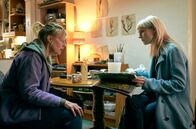 Requiem – Laura (Anastasia Hille, l.) und Matilda Gray (Lydia Wilson)