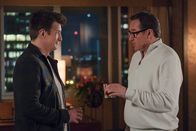 The Rookie – Nolans alter Freund Ben (Currie Graham, r.) kommt Nolan (Nathan Fillion, l.) besuchen, da er glaubt, dass er nun auch die Polizeiausbildung abgeschlossen hat. Nolan bremst Bens Enthusiasmus und erfährt stattdessen eine überraschende Neuigkeit.