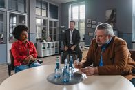 Die Rosenheim-Cops – Die Kommissare Hansen (Igor Jeftić, M.) und Stadler (Dieter Fischer, r.) erfragen bei Ines Ambacher (Selina Louis, l.), Sekretärin des Tennisvereins, nähere Details zum Tennis-Club "ROT-WEISS Rosenheim".