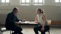 Sarah Kohr - Irrlichter – Anton Mehringer (Herbert Knaup) besucht Sarah Kohr (Lisa Maria Potthoff) in der Untersuchungshaft.