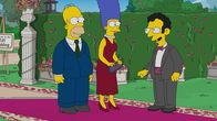 Die Simpsons – "Die Simpsons", "Bitte lächeln!." Als Marges alter Verehrer Artie Ziff die Simpsons zu seiner Hochzeit einlädt, gehen sie nur widerwillig zu dem Fest. Noch gut ist Marge und Homer in Erinnerung, wie Artie versucht hat, einen Keil zwischen sie zu treiben. Ihr Unbehagen nimmt noch zu, als sich herausstellt, dass Arties zukünftige Braut ein Klon von Marge ist. Unterdessen zaubert eine neue Zahnspange ein Dauerlächeln in Lisas Gesicht. Prompt schnellen ihre Beliebtheitswerte an der Schule rasant in die Höhe.
