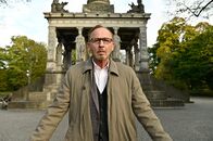 Der Samstagskrimi: München Mord – Ludwig Schaller (Alexander Held) sieht die letzten Momente, den letzten Blick des Opfers. Plötzlich erinnert er sich an den Knoblauchschnaps in seiner Tasche und entdeckt eine neue Spur.