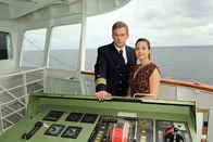 Das Traumschiff – Sophie Dal und Sebastian Bezzel in "Das Traumschiff - Singapur/Bintan".