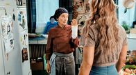 Der letzte Wille – Soll Ella doch mal am eigenen Leib erfahren, wieviel Arbeit in der Villa September zu tun ist! Lucie meldet sich mit einer Brandverletzung ab und lässt Ella (Janna Striebeck, re.) mit den Resten des Abendessens allein.