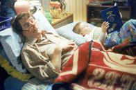 Malcolm mittendrin – Hal (Bryan Cranston, l.) und Dewey (Erik Per Sullivan) Die Verwendung des sendungsbezogenen Materials ist nur mit dem Hinweis und Verlinkung auf TVNOW gestattet.