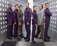 Star Trek: Enterprise – v.l.n.r.: Ensign Travis Mayweather (Anthony Montgomery), Commander Charles 'Trip' Tucker III (Connor Trinneer), Sub-Commander T'Pol (Jolene Blalock), Captain Jonathan Archer (Scott Bakula,m.), Ensign Hoshi Sato (Linda Park), Dr. Phlox (John Billingsley), Lieutenant Malcolm Reed (Dominic Keating).