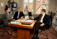 Rote Rosen – ARD ROTE ROSEN FOLGE 1030 Uhr im ERSTEN. Philipp (Thorsten Nindel, r.) ermuntert Anne (Caroline Kiesewetter, l.), Falk eine Falle zu stellen (mit Joachim Kretzer, M.).