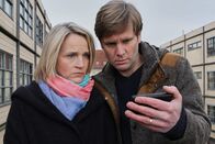 In aller Freundschaft – Susanne (Isabel Schosnig) und Leonard Lorenz (Kai Ivo Baulitz) sehen sich ein Video ihres leukämiekranken Sohnes Dominik an. Ihnen wird bewusst, dass er nur noch für sie weiterkämpft und auch, dass das nicht richtig ist.
