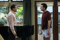 Two and a Half Men – Eines Morgens beobachten Charlie (Charlie Sheen r.) und Alan (Jon Cryer, l.) zwei Mädchen, die sich Jakes Zimmer schleichen und sind schockiert ...