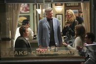 How I Met Your Mother – Ted, Marshall und Lily sind zu der Überzeugung gekommen, dass man Barney (Neil Patrick Harris, l.) und Robin (Cobie Smulders, 2.v.r.) auseinanderbringen sollte. Mit Hilfe von Alan Thicke (Alan Thicke, 2.v.l.), Meg (April Bowlby, M.) und dem Lost In Space-Roboter (Whit Hertford, r.) hoffen sie auf Erfolg ...
