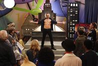 Community – Auf der InspecTiCon- Convention lernt Jeff (Joel McHale) eine interessante, junge Frau kennen ...