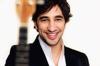 Avi Avital – Avi Avital erfindet die Mandoline neu, verknüpft Klassik mit Moderne und rückte so fast im Alleingang die Mandoline wieder ins Rampenlicht der klassischen Konzertpodien.