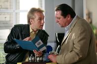 Die Rosenheim-Cops – Michael Mohr (Max Müller, l.) ist auf ein interessantes Detail gestoßen, was Kommissar Florian Prantl (Andreas Giebel, r.) weiterhelfen könnte.