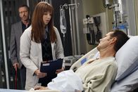 Dr. House – House (Hugh Laurie, li.) ist alles andere als begeistert, als er die Medizinstudentin Martha (Amber Tamblyn) bei seinem Patienten Joe Dugan (Jack Coleman) vorfindet.
