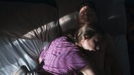 Snooze – Die schönste Nebenbeschäftigung: Ciara Cramer als Schlafende, Aaron Collins als Schlafender