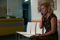 Der Bergdoktor – Franziska (Simone Hanselmann) ist am Boden zerstört - ihr Vater ist gestorben.