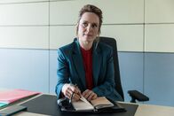 Neumatt – Neumatt Staffel 2 2022 Produktion: Zodiac Pictures Ltd Regie: Andrea Štaka & Christian Johannes Koch Buch: Marianne Wendt, Christian Schiller, Luisa Ricar, Ruth Rehmet, Rahel Grunder Folge 8 Motiv Setzt Michi unter Druck: anna Pieri Zuercher als Regula Kieser