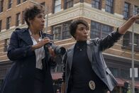 9-1-1 Notruf L.A. – Athena Grant (Angela Bassett, r.)