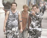 It's Always Sunny in Philadelphia – Der ehemalige High-School-Rivale Rickety Cricket (David Hornsby, M.) von Mac (Rob McElhenney, l.) und Dennis (Glenn Howerton, r.) hat bei deren Rachefeldzug nichts zu lachen ...
