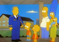 Die Simpsons – Familie Simpson liefert Bart (2.v.li.) beim Kommandanten der Kadettenanstalt (li.) ab.
