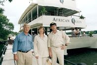Das Traumschiff – 9. V.li.n.re.: Siegfried Rauch, Heide Keller, Jan Fedder. Die Crew der MS Deutschland besucht Kapitän Lüttke, dessen Schiff "Afrikcan Queen" den Sambesi befährt.