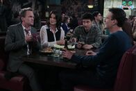 How I Met Your Mother – Während Ted (Josh Radnor, 2.v.r.) sich als Sitter für das Baby von Marshall (Jason Segel, r.) und Lily zur Verfügung stellt, versucht Robin (Cobie Smulders, 2.v.l.) alles, um Barney (Neil Patrick Harris, l.) zurückzugewinnen ...