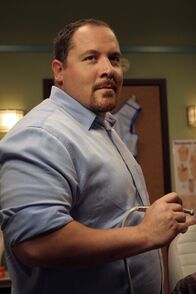 Monk – MONK -- USA Network Series -- "Mr. Monk Goes to the Dentist" -- Pictured: Jon Favreau as Dr. Bloom -- USA Photo: Carin Baer FOR EDITORIAL USE ONLY -- NOT FOR RE-SALE/DO NOT ARCHIVE