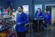 Tanken - mehr als Super – Nachtschichtleiter Georg Bergstedt (Stefan Haschke, l.) beauftragt Olaf (Daniel Zillmann, M.) und Daniel (Ludwig Trepte, r.), Überwachungskameras anzubringen.