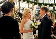 Rote Rosen – ARD ROTE ROSEN FOLGE 1199 Uhr im ERSTEN. Hochzeit: In einer romantischen Zeremonie, geben sich Katja (Saskia Valencia, M.) und Philipp (Thorsten Nindel, r.) vor Anne (Caroline Kiesewetter, l.) das Ja-Wort.