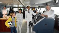 Das Traumschiff – Bei ihrer ersten Reise als Schiffsärztin auf dem Traumschiff erhält Dr. Delgado (Collien Ulmen-Fernandes, 2.v.l.) Unterstützung durch ihren Neffen Timo (Otis Whigham, l.). Kapitän Parger (Florian Silbereisen, 2.v.r.) und Staffkapitän Grimm (Daniel Morgenroth, r.) begrüßen die Neuankömmlinge an Bord.