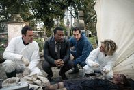 Silent Witness – Dr. Thomas Chamberlain (Richard Lintern, l.), DI Dale Carter (Ashely Walters 2.v.l.), Jack Hodgson (David Caves, 2.v.r.) und Nikki Alexander (Emilia Fox, r.) ermitteln in einem neuen Fall. Bei einer Beerdigung gab es eine Leiche zu viel.