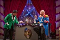Heißmann + Rassau – Wollten wir nicht tanzen? Volker Heißmann (links) und Martin Rassau (rechts) hängen an der Bar fest. Aufzeichnung der Faschingsknaller 2021 mit Heißmann und Rassau in der "Comödie Fürth".