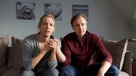SOKO Wismar – Die Melferts, Sandra (Niki Finger, l.) und Stefan (Christoph Grunert, r.), sind verzweifelt. Das Haus, das sie vor Kurzem geerbt haben, bringt ihnen nur Unglück. Bei der Durchsicht der Unterlagen stellen sie fest, dass sie unterversichert sind und der Brand sie ruinieren wird.
