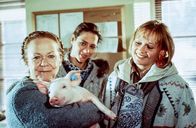 Der Bergdoktor – (v.l.n.r.) Franzi Pirchner (Enzi Fuchs); Traudl (Carin C. Tietze); Christl Wild (Michaela Heigenhauser)